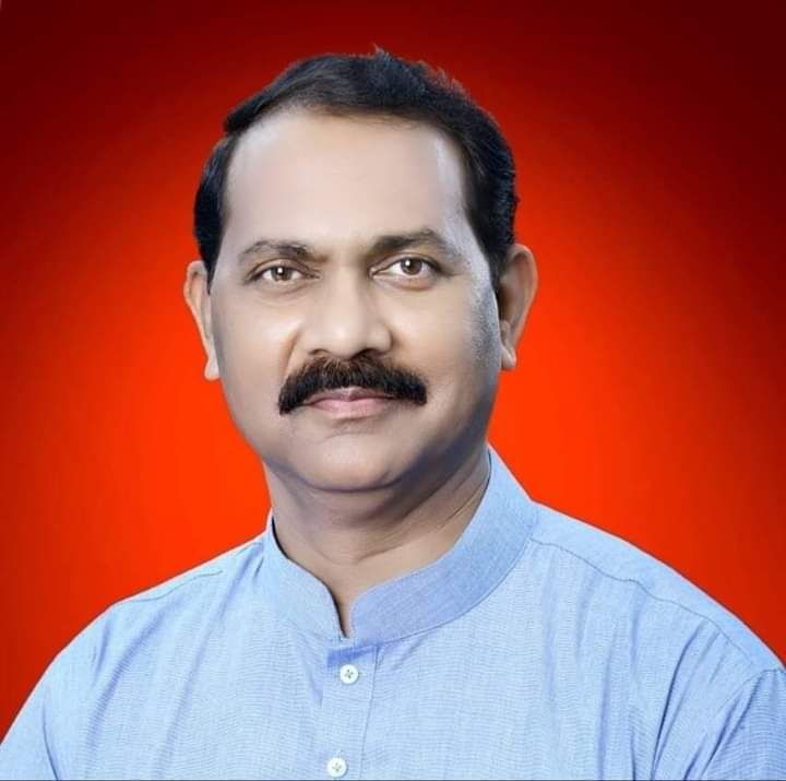 भाजपा जिलाध्यक्ष कृष्णकांत चंद्रा के अवतरण दिवस पर कार्यकर्ताओं का उमड़ा प्यार, जिला कार्यालय में केक काटकर मनाई खुशियां 5 img 20231217 wa01015527935954500062808 kshititech