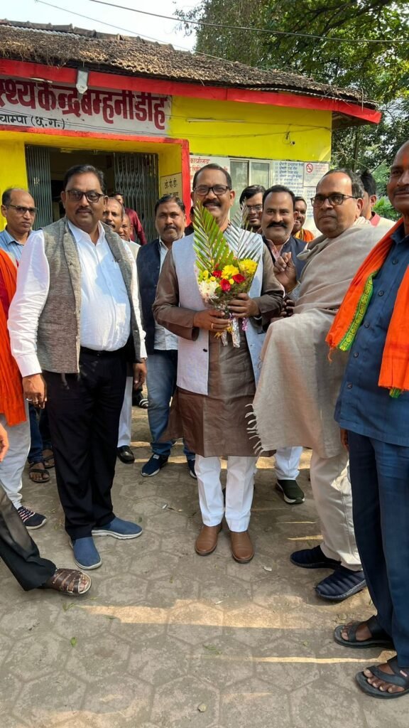 भाजपा जिलाध्यक्ष कृष्णकांत चंद्रा के अवतरण दिवस पर कार्यकर्ताओं का उमड़ा प्यार, जिला कार्यालय में केक काटकर मनाई खुशियां 3 img 20231217 wa01023424895068481544878 kshititech