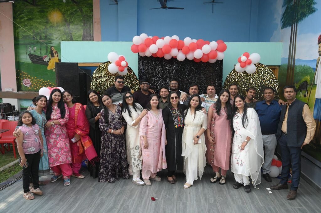 22 साल पहले सरस्वती शिशु मंदिर में पढ़ने वाले पूर्व छात्रों ने किया दीदी और आचार्यों का स्वागत सम्मान, विद्यार्थियों ने कहा- मिले संस्कार आज भी जीवन में निहित है 2 img 20231226 wa00047488809598537500739 kshititech