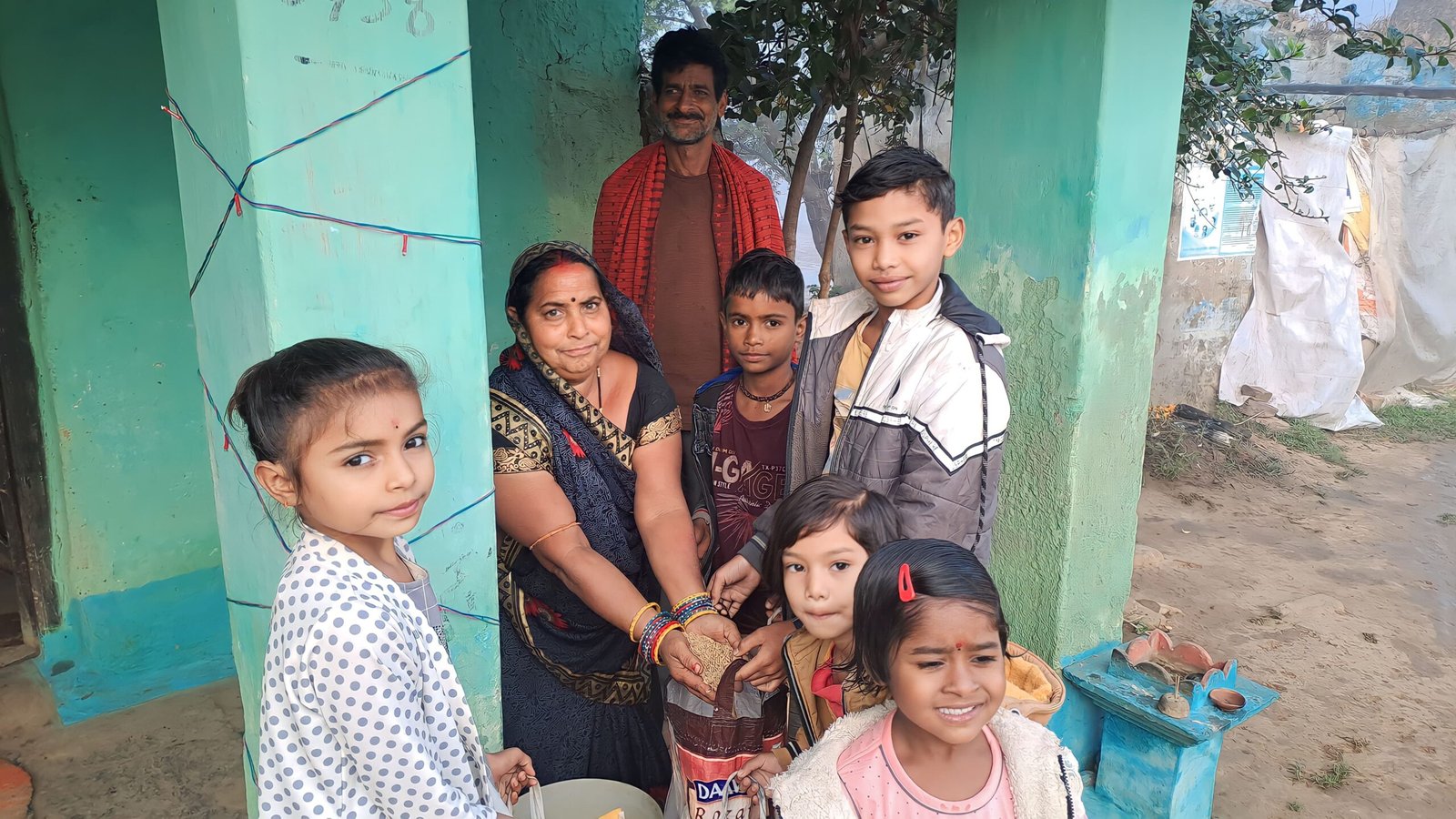 "छेरछेरा कोठी के धान ला हेरहेरा",पारंपरिक उल्लास के साथ मनाया गया छेरछेरा पर्व, डंडा नृत्य और वाद्य यंत्रों की मधुर धुन ने किया ग्रामीणों को आकर्षित, सकर्रा में रही छग के प्रथम त्योहार की धूम 1 IMG 20240125 WA0084 scaled kshititech