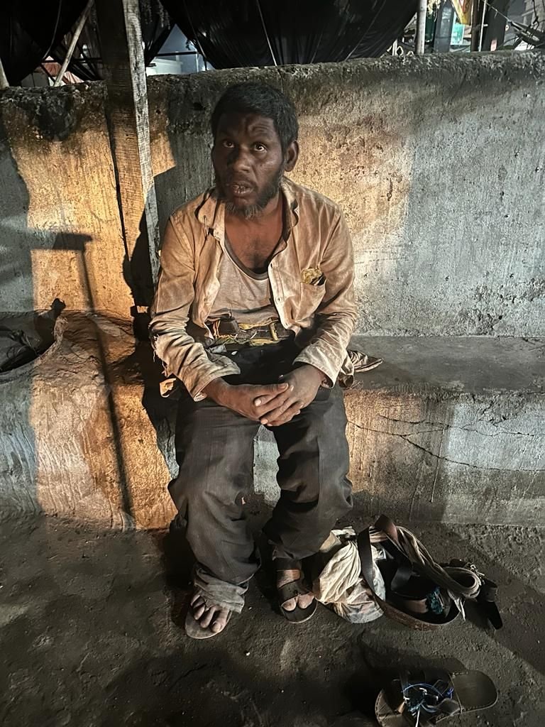जरूरतमंद की सेवा करना सबसे बड़ा काम, नगर के युवा गौतम शर्मा की एक नई मिसाल, विक्षिप्त व्यक्ति को नहलाया, सेविंग कराई और पहनाए नए कपड़े 2 img 20240104 wa00951213698395225834755 kshititech