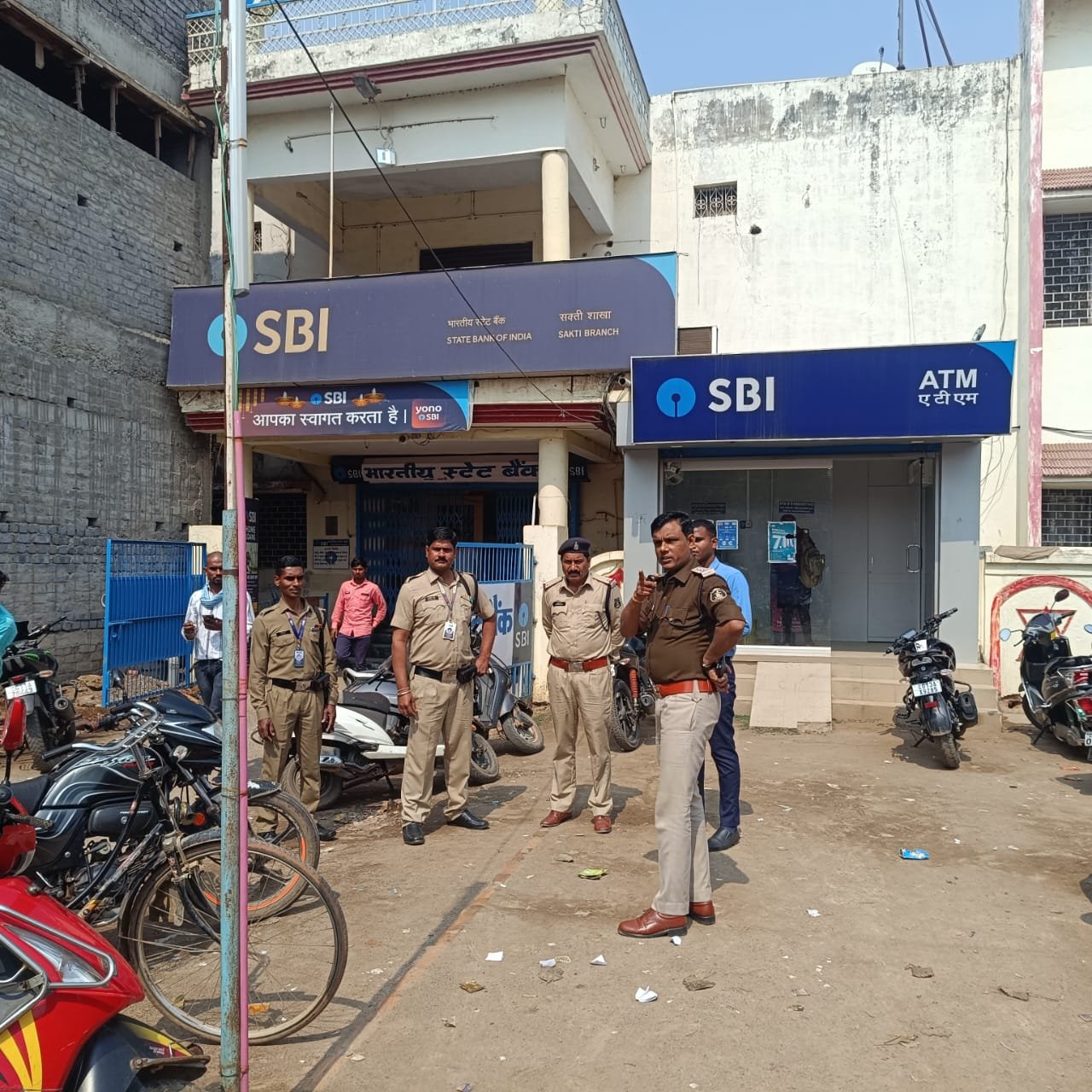 यातायात प्रभारी ने बैंकों के सामने वाहनों को सुव्यवस्थित रखने दी समझाइस 1 IMG 20240217 WA0055 kshititech