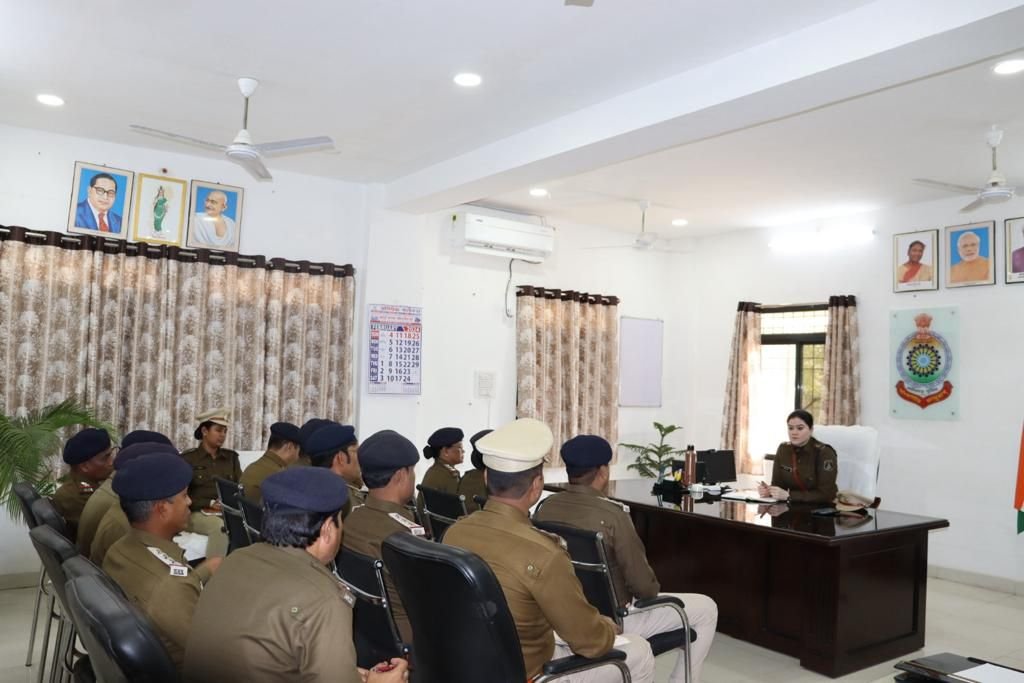 सक्ती एसपी अंकिता शर्मा की थाना प्रभारियों को दो टूक, अपराध करने वालों में हो खौफ, बेसिक पुलिसिंग पर ध्यान दें प्रभारी 3 img 20240207 wa00667970691159153878987 kshititech