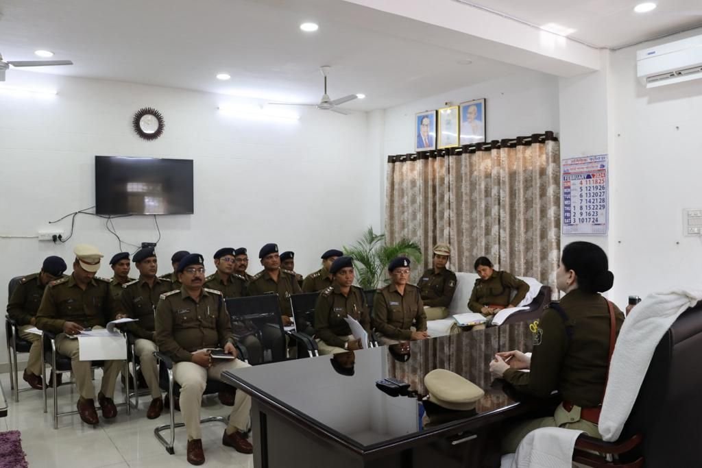 सक्ती एसपी अंकिता शर्मा की थाना प्रभारियों को दो टूक, अपराध करने वालों में हो खौफ, बेसिक पुलिसिंग पर ध्यान दें प्रभारी 2 img 20240207 wa00759209451246577139368 kshititech