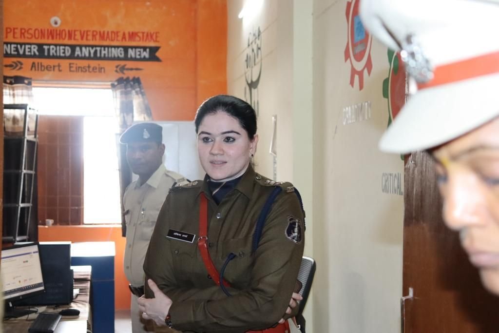 सक्ती एसपी अंकिता शर्मा की थाना प्रभारियों को दो टूक, अपराध करने वालों में हो खौफ, बेसिक पुलिसिंग पर ध्यान दें प्रभारी 4 img 20240207 wa00787726037304848891433 kshititech