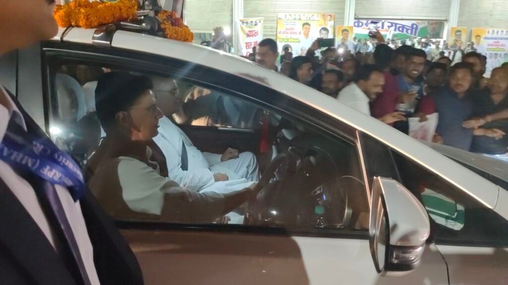 खुद कार चलाते सक्ती पहुंचे सचिन पायलट, कार्यकर्ताओं से कहा इतिहास रचा जा रहा है, आप सभी इसके साक्षी बनें, 11 फरवरी को सक्ती पहुंचेगी न्याय यात्रा 4 img 20240202 2021518474230546725941633 kshititech