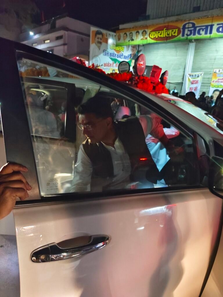 खुद कार चलाते सक्ती पहुंचे सचिन पायलट, कार्यकर्ताओं से कहा इतिहास रचा जा रहा है, आप सभी इसके साक्षी बनें, 11 फरवरी को सक्ती पहुंचेगी न्याय यात्रा 2 img 20240202 2022087325993517628416436 kshititech