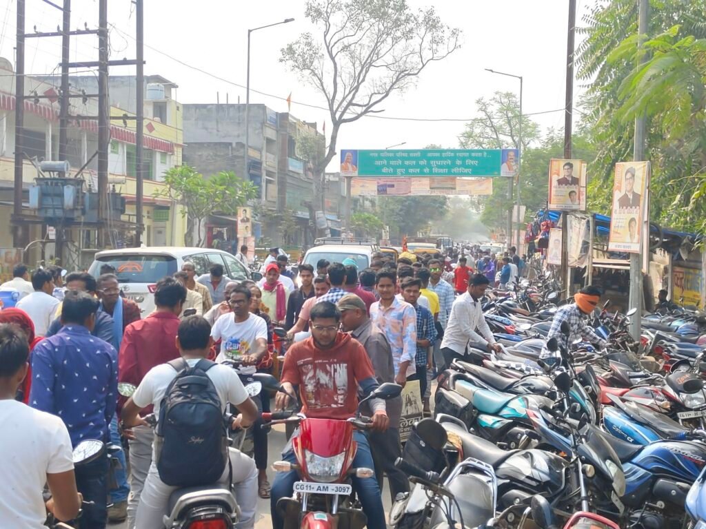 लर्निंग लाइसेंस बनवाने टूट पड़े लोग, चरमरा गई व्यवस्था 4 img 20240216 1110364174615511850328631 kshititech