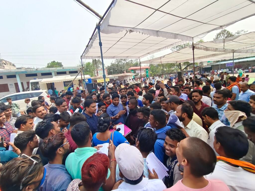 लर्निंग लाइसेंस बनवाने टूट पड़े लोग, चरमरा गई व्यवस्था 2 img 20240216 1235075851508186574735064 kshititech