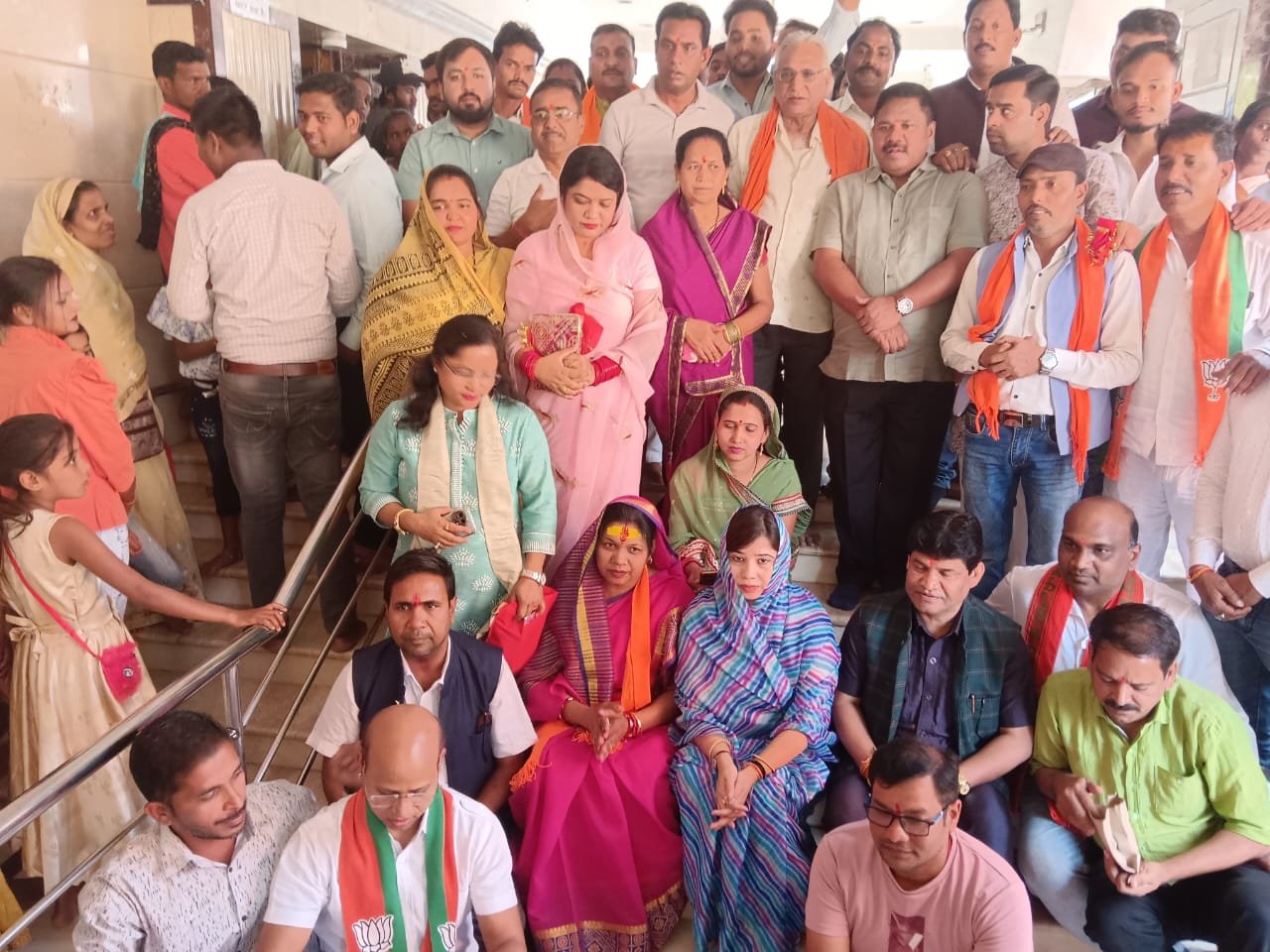 मां चंद्रहासिनी (चंद्रपुर)के दरबार मे माथा टेककर कमलेश जांगड़े ने लोकसभा चुनाव का प्रचार किया प्रारंभ 1 IMG 20240309 WA0039 kshititech