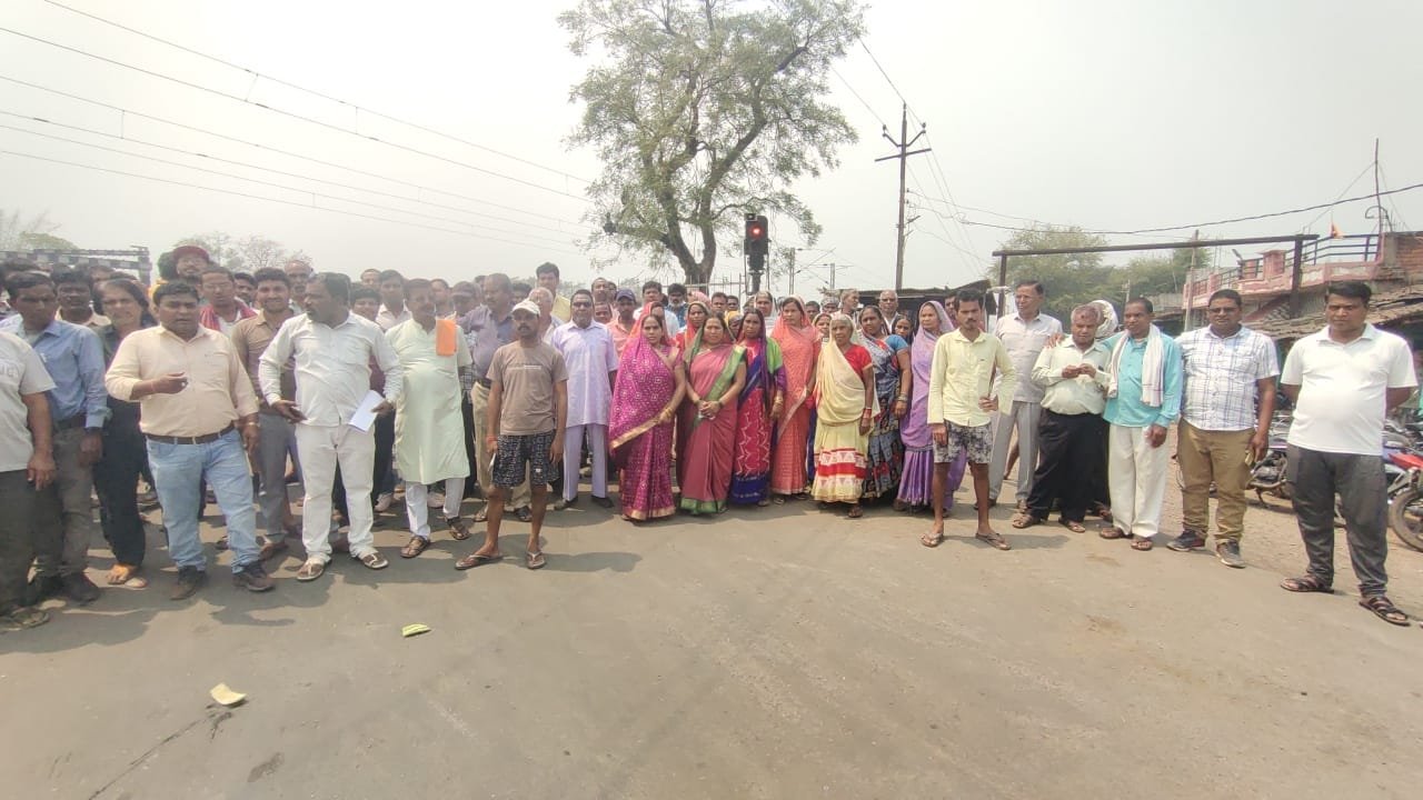 सकरेली फाटक बंद करने के आदेश ने बढ़ाई ग्रामीणों की मुसीबत, सकरेली (बा) के ग्रामीण रेलवे के फरमान के खिलाफ हुए लामबंद, ग्रामीणों ने कहा - बातें नहीं मानी तो करेंगे लोकसभा चुनाव का बहिष्कार 1 IMG 20240329 WA0032 kshititech