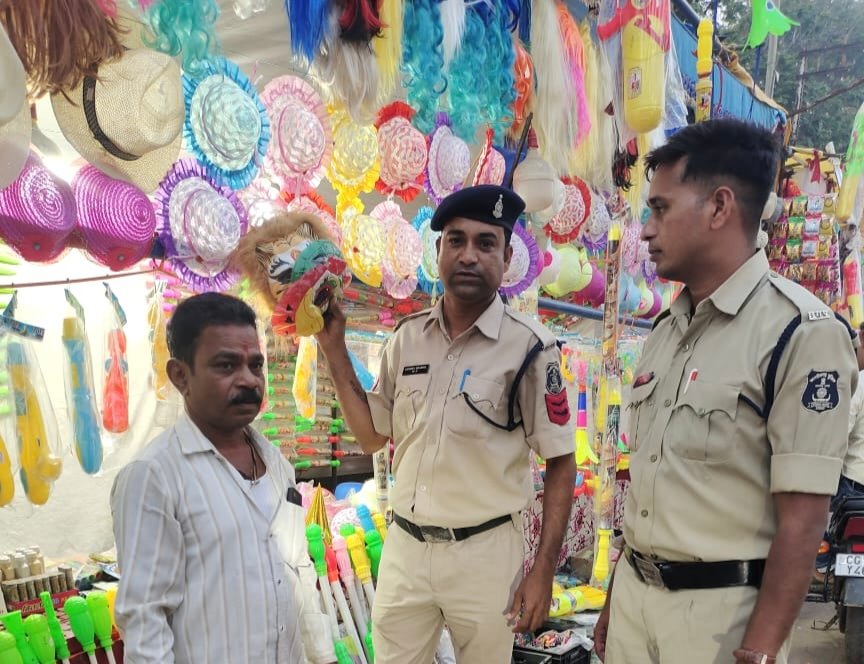 प्रतिबंधात्मक मुखौटों को बेचने वाले दुकानदारों पर कार्रवाई, जब्त किए गए दर्जनों मुखौटे 1 IMG 20240323 185048 kshititech