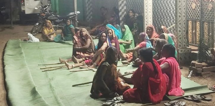 गांव वालों को डर कहीं रात में न हो जाए फाटक बंद करने की कार्रवाई इसलिए रात भर जाग रहे हैं सैकड़ों ग्रामवासी 1 IMG 20240330 171538 kshititech