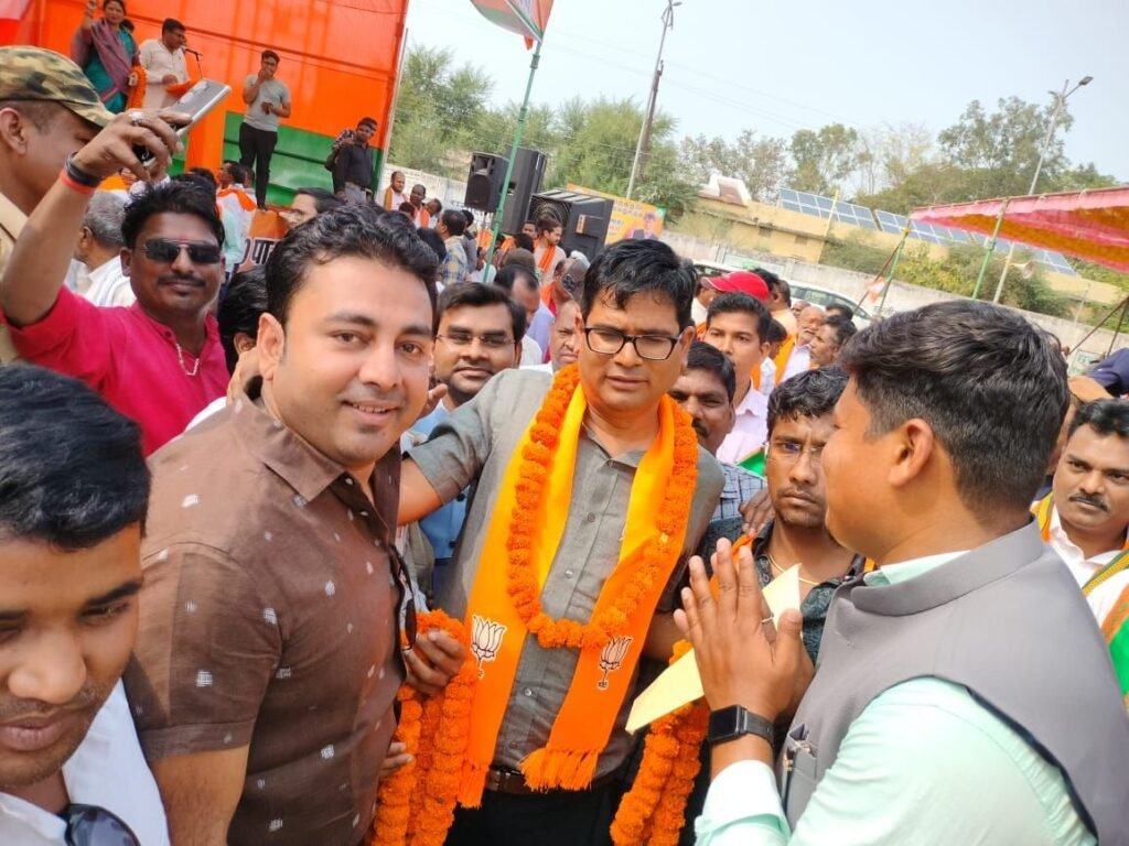 युवा नेता संजय कश्यप की घर वापसी, प्रदेश अध्यक्ष किरण सिंह व वित्त मंत्री ओपी चौधरी ने ससम्मान कराया पार्टी में शामिल 3 img 20240318 wa00198765342741847123396 kshititech