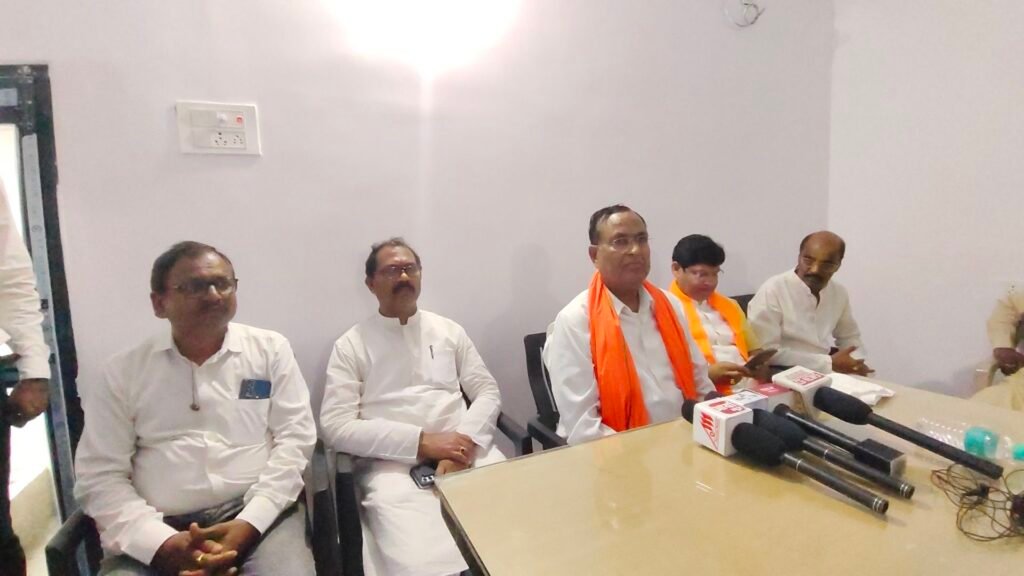मोदी की गारंटी से पूरे प्रदेश की सभी सीटों पर मिलेगी प्रचंड जीत, लोकसभा चुनाव के सक्ती कार्यालय के शुभारंभ अवसर पर गौरी शंकर अग्रवाल ने कहा - भारी मतों से जीतेंगे जांजगीर लोकसभा 2 img 20240304 1626004664857512566680498 kshititech