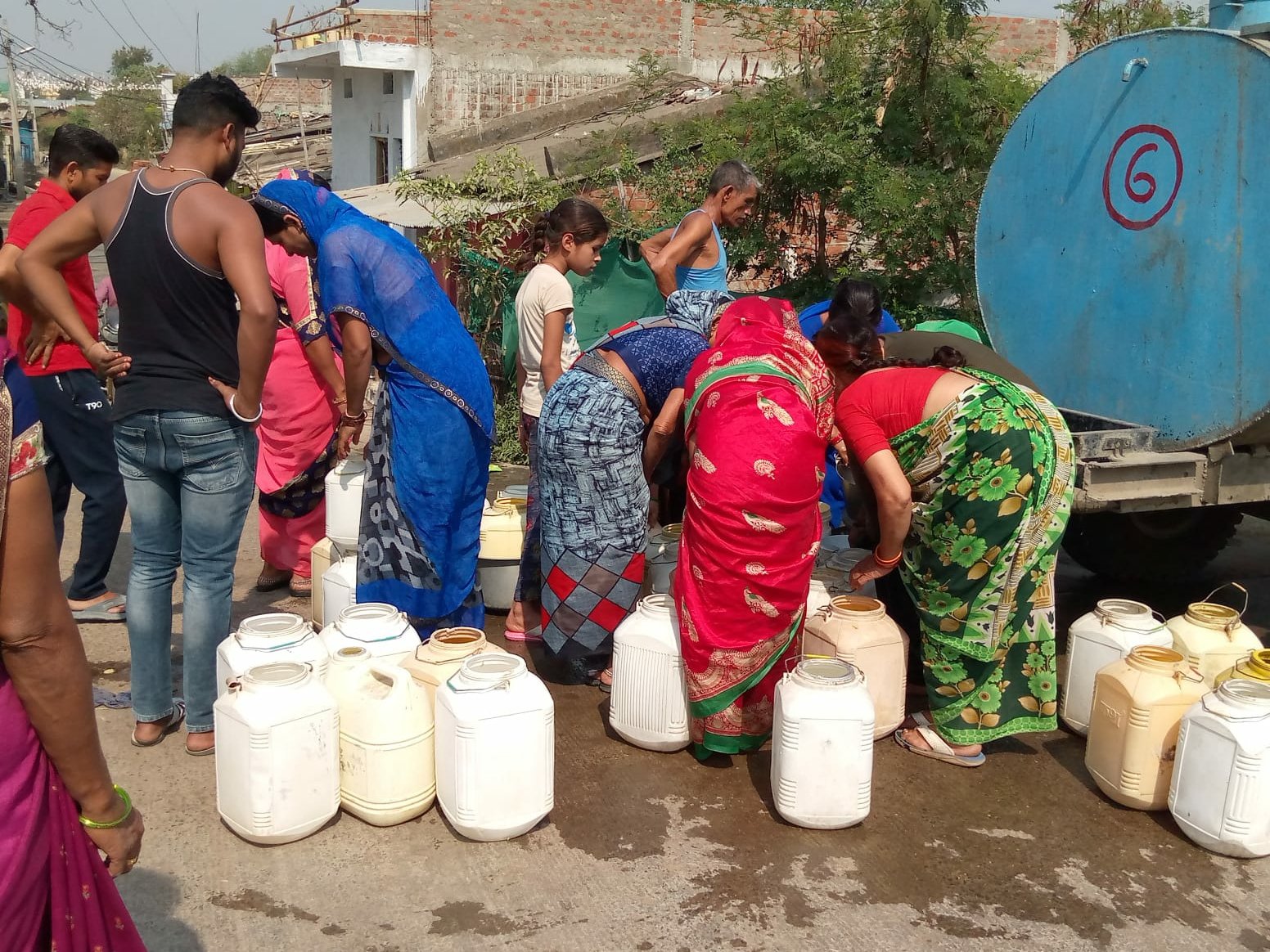 बढ़ती गर्मी के साथ गिर रहा जलस्तर, जलसंकट से निपटने टेंकरों से पानी की सप्लाई हुई शुरू 1 IMG 20240402 WA0019 kshititech