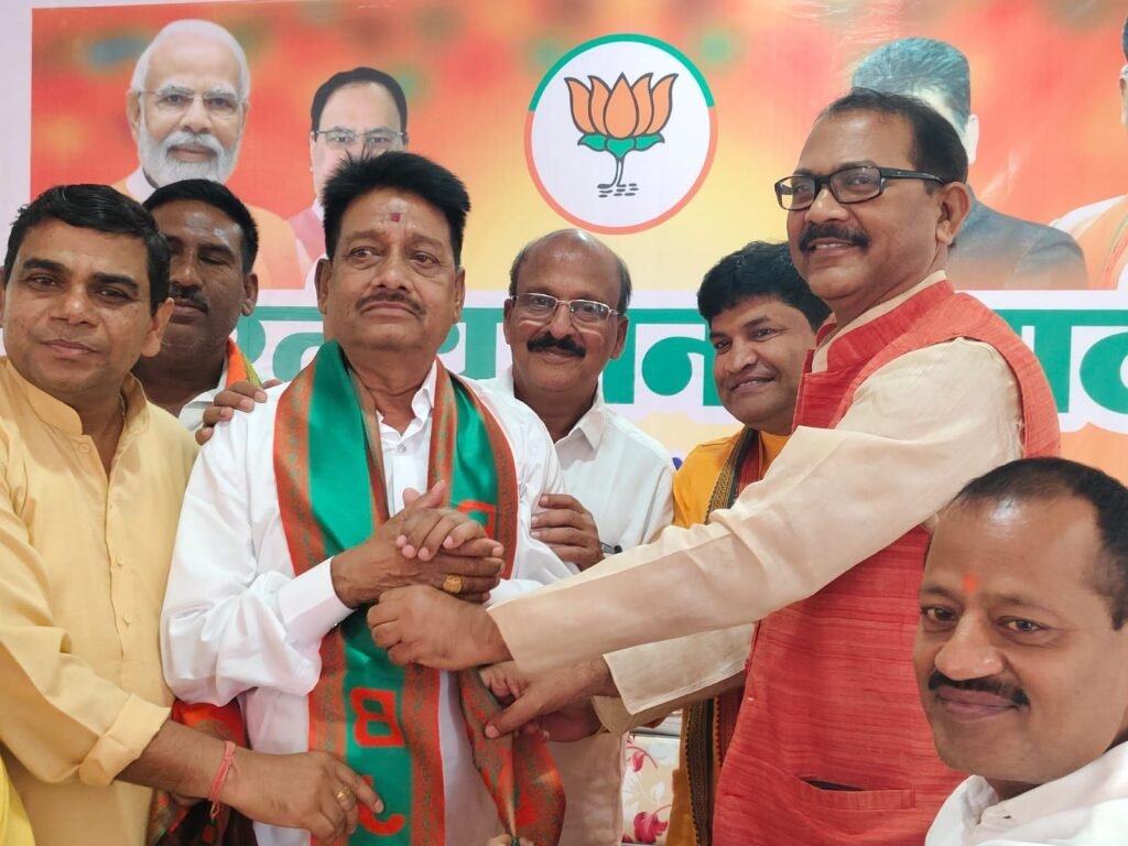 सक्ती के तेज तर्रार नेता भवानी तिवारी की घर वापसी, भाजपा का गमछा पहनाकर पदाधिकारियों ने किया स्वागत, भवानी ने कहा- अब घर लौटकर उत्साहित हूं, तन मन से करूंगा पार्टी की सेवा 4 img 20240409 wa0045901722864640247477 kshititech