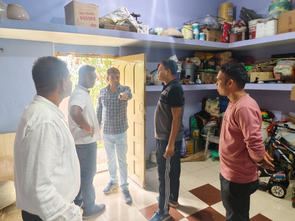 सक्ती चोरी केस: बेरी वाली मंदिर तक जाकर डॉग भी भटका, तीन दरवाजों को ब्रेक कर 70 लाख के नगदी और जेवरात पार किए थे चोरों ने, ईंट पत्थर साथ लाए थे ताकि पकड़े गए तो मार सकें, इस गैंग के होने की आशंका 2 img 20240413 0756183267034521821673591 kshititech
