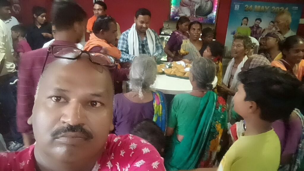 श्री सिद्ध हनुमान मंदिर परिवार सक्ती के सदस्य सोनू की अनोखी पहल, भिक्षा मांगकर जीवन यापन करने वालों को दिखाई फिल्म, सोनू ने कहा- उनके चेहरों की मुस्कान देखकर मिलती है आंतरिक खुशी 3 img 20240528 wa03007973439889864128436 kshititech