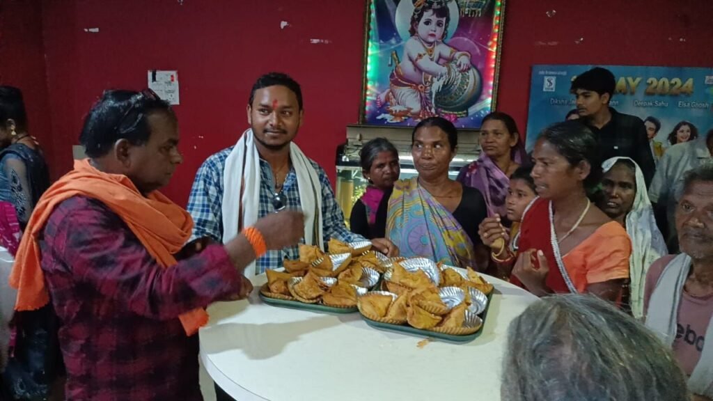 श्री सिद्ध हनुमान मंदिर परिवार सक्ती के सदस्य सोनू की अनोखी पहल, भिक्षा मांगकर जीवन यापन करने वालों को दिखाई फिल्म, सोनू ने कहा- उनके चेहरों की मुस्कान देखकर मिलती है आंतरिक खुशी 2 img 20240528 wa03028421202063711313002 kshititech