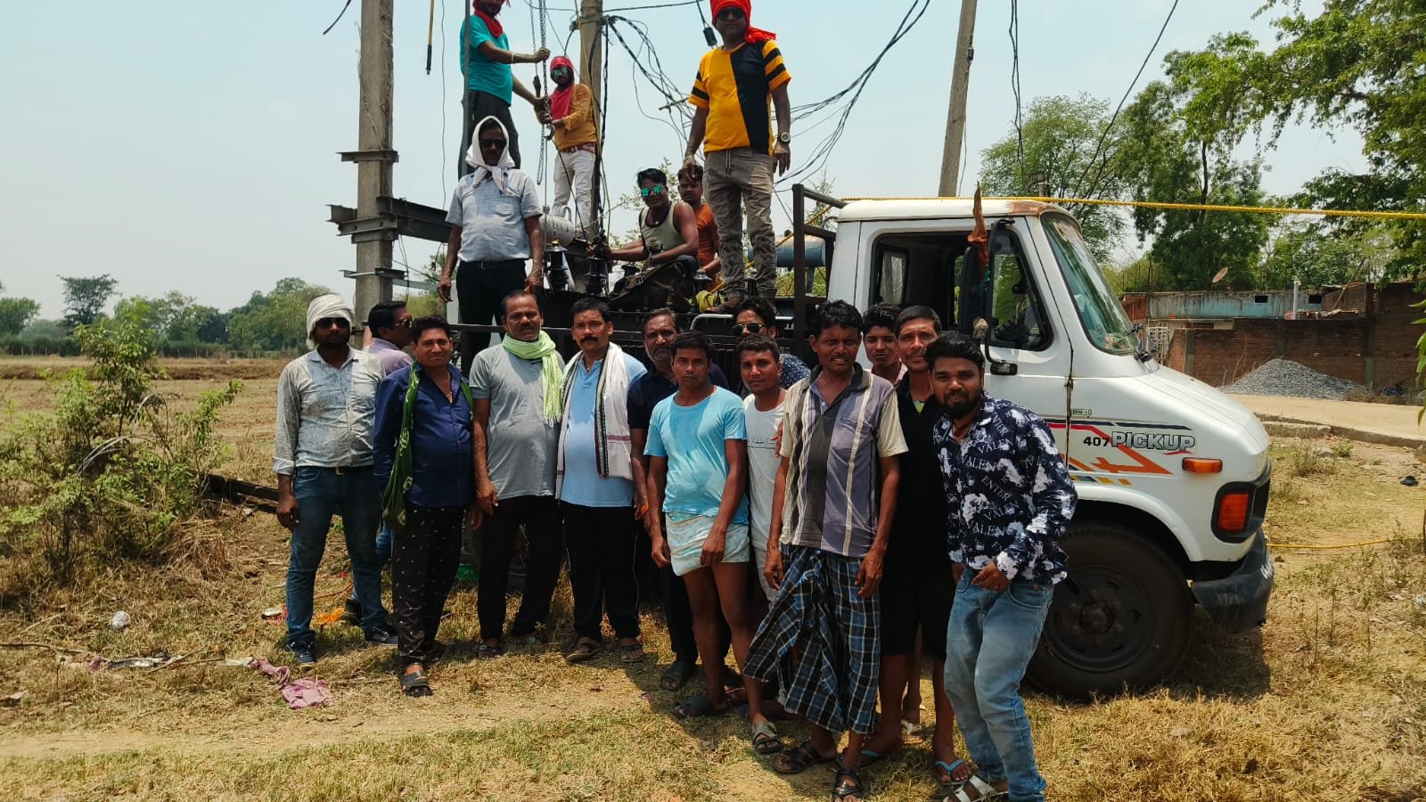 भीषण गर्मी से मिलेगी राहत, बदला गया ट्रांसफार्मर, टेमर के ग्रामीणों ने जताया आभार 1 IMG 20240601 WA0226 1 kshititech