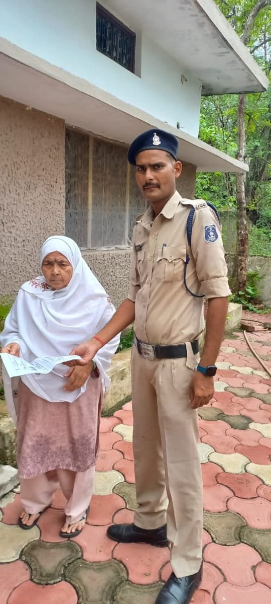 जिला सक्ति पुलिस का मानवीय व्यवहार बुजुर्ग महिला के घर जाकर किया पासपोर्ट वेरिफिकेशन 1 IMG 20240630 WA0318 kshititech