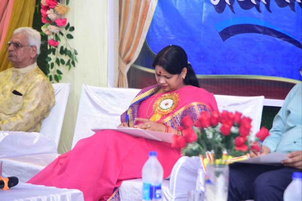 सफलता कड़ी मेहनत से मिलती है, इसका कोई शॉर्टकट नहीं है, आप जैसा सोचेंगे वैसा बनेंगे - सांसद कमलेश जांगड़े, एकता पत्रकार संघ सक्ती के आयोजन से बढ़ा मेधावियों का उत्साह, शिक्षा के लिए बेहतर कार्य करने वाले टीचर्स भी हुए सम्मानित 15 dsc 78404364834115524674153 kshititech