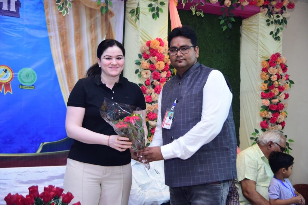 सफलता कड़ी मेहनत से मिलती है, इसका कोई शॉर्टकट नहीं है, आप जैसा सोचेंगे वैसा बनेंगे - सांसद कमलेश जांगड़े, एकता पत्रकार संघ सक्ती के आयोजन से बढ़ा मेधावियों का उत्साह, शिक्षा के लिए बेहतर कार्य करने वाले टीचर्स भी हुए सम्मानित 17 dsc 78506245506646874527105 kshititech
