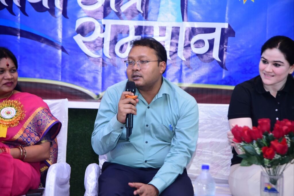 सफलता कड़ी मेहनत से मिलती है, इसका कोई शॉर्टकट नहीं है, आप जैसा सोचेंगे वैसा बनेंगे - सांसद कमलेश जांगड़े, एकता पत्रकार संघ सक्ती के आयोजन से बढ़ा मेधावियों का उत्साह, शिक्षा के लिए बेहतर कार्य करने वाले टीचर्स भी हुए सम्मानित 7 dsc 79339075322201025853724 kshititech