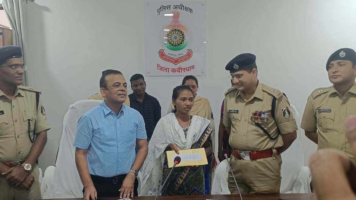 13 लाख की इनामी महिला ने किया सरेंडर, छत्तीसगढ़ और मध्यप्रदेश में कई गंभीर अपराधों में थी शामिल 1 27 07 2024 kshititech