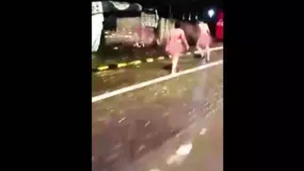 नागपुर की सड़क पर निर्वस्त्र दिखा कपल… पुलिस ने पकड़ा, तो परिजन बोले- ‘दोनों विक्षिप्त हैं’ 1 29 07 2024 nagpur naked couple kshititech