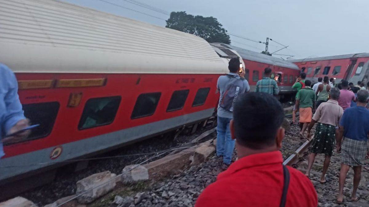 झारखंड रेल हादसे में खुलासा… डाउन लाइन पर बेपटरी थी मालगाड़ी, अप लाइन पर तेजी से आई मुंबई-हावड़ा मेल टकरा गई, 2 की मौत, दर्जनों घायल 1 30 07 2024 jharkhand train accident 2024730 7350 kshititech