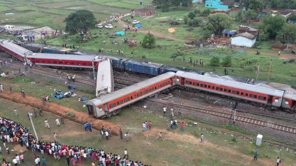 झारखंड रेल हादसे में खुलासा… डाउन लाइन पर बेपटरी थी मालगाड़ी, अप लाइन पर तेजी से आई मुंबई-हावड़ा मेल टकरा गई, 2 की मौत, दर्जनों घायल 3 30 07 2024 jharkhand train accident images 28129 2024730 846449177726991329275545 kshititech