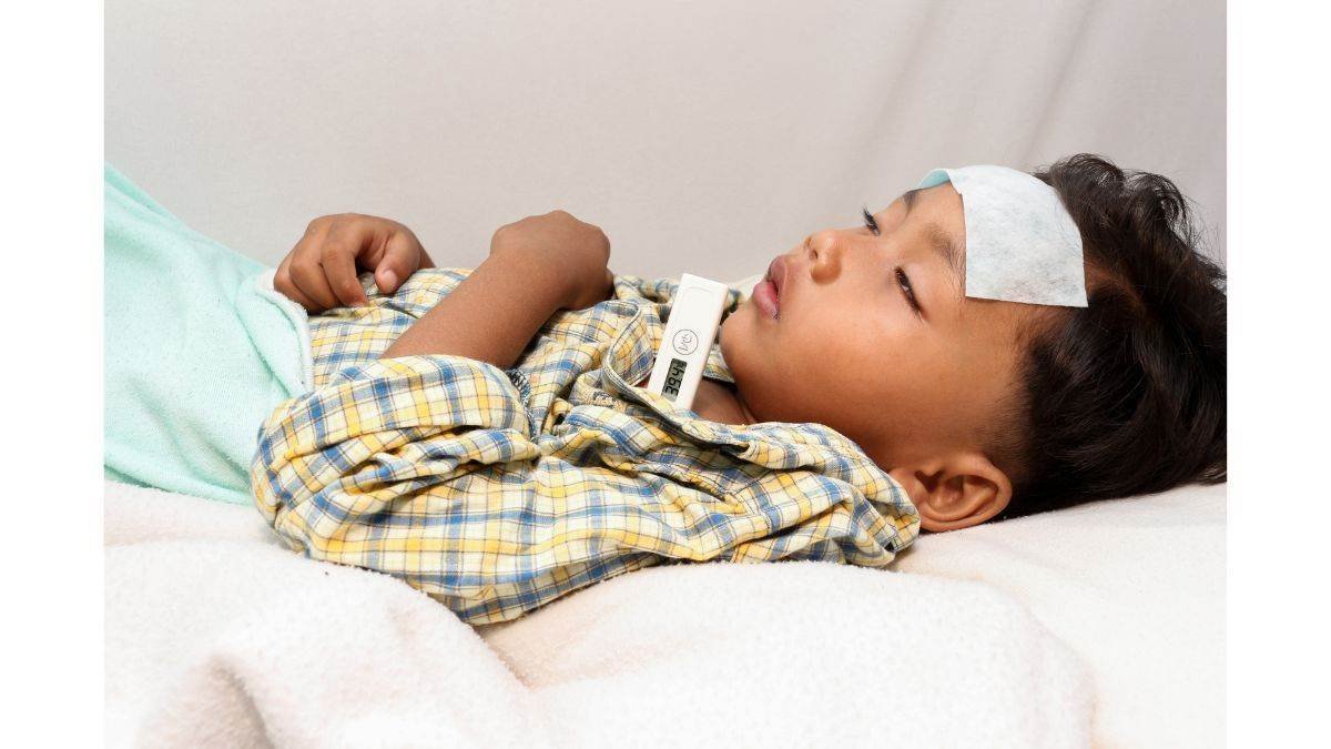 बारिश के मौसम में जल्दी बीमार पड़ते हैं बच्चे, पेरेंट्स बिल्कुल न बरतें लापरवाही 1 31 07 2024 moonsoon desease in child kshititech