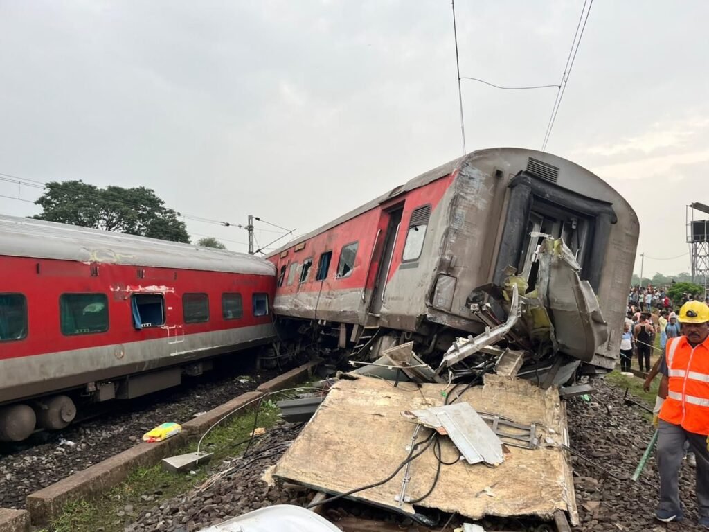 झारखंड रेल हादसे में खुलासा… डाउन लाइन पर बेपटरी थी मालगाड़ी, अप लाइन पर तेजी से आई मुंबई-हावड़ा मेल टकरा गई, 2 की मौत, दर्जनों घायल 7 9a6f2ba5 c844 4bc6 8a20 6ccbe0ad6ac37577775385271863961 kshititech