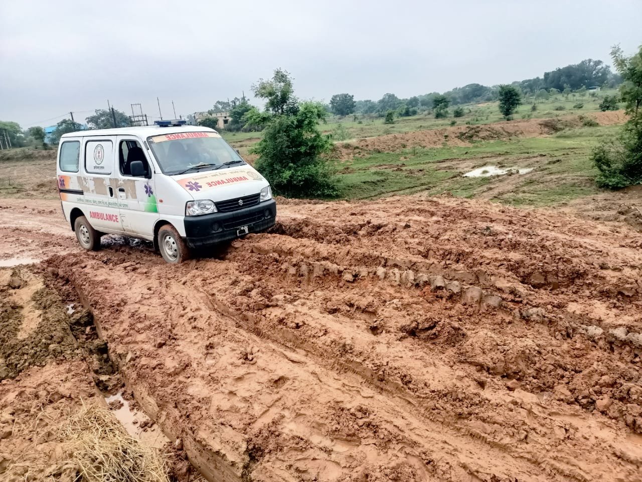 गैस पाइपलाइन के लिए खोदी गई सड़क, बनाना भूले अब फंस रहे एंबुलेंस व अन्य वाहन 1 IMG 20240702 WA0001 kshititech