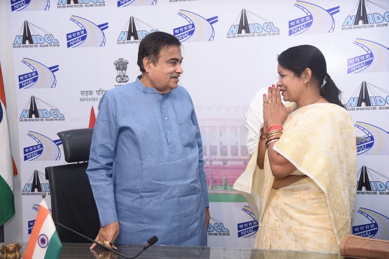 सांसद कमलेश जांगड़े मिलीं केंद्रीय सड़क परिवहन एवं राजमार्ग मंत्री नितिन गडकरी से, जेठा टोल प्लाजा में सक्ती जिलेवासियों को छूट और एनएच की गुणवत्ता सुधारने रखी मांग, मांगें पूरी करने का मिला ठोस आश्वासन 1 IMG 20240703 WA0394 kshititech