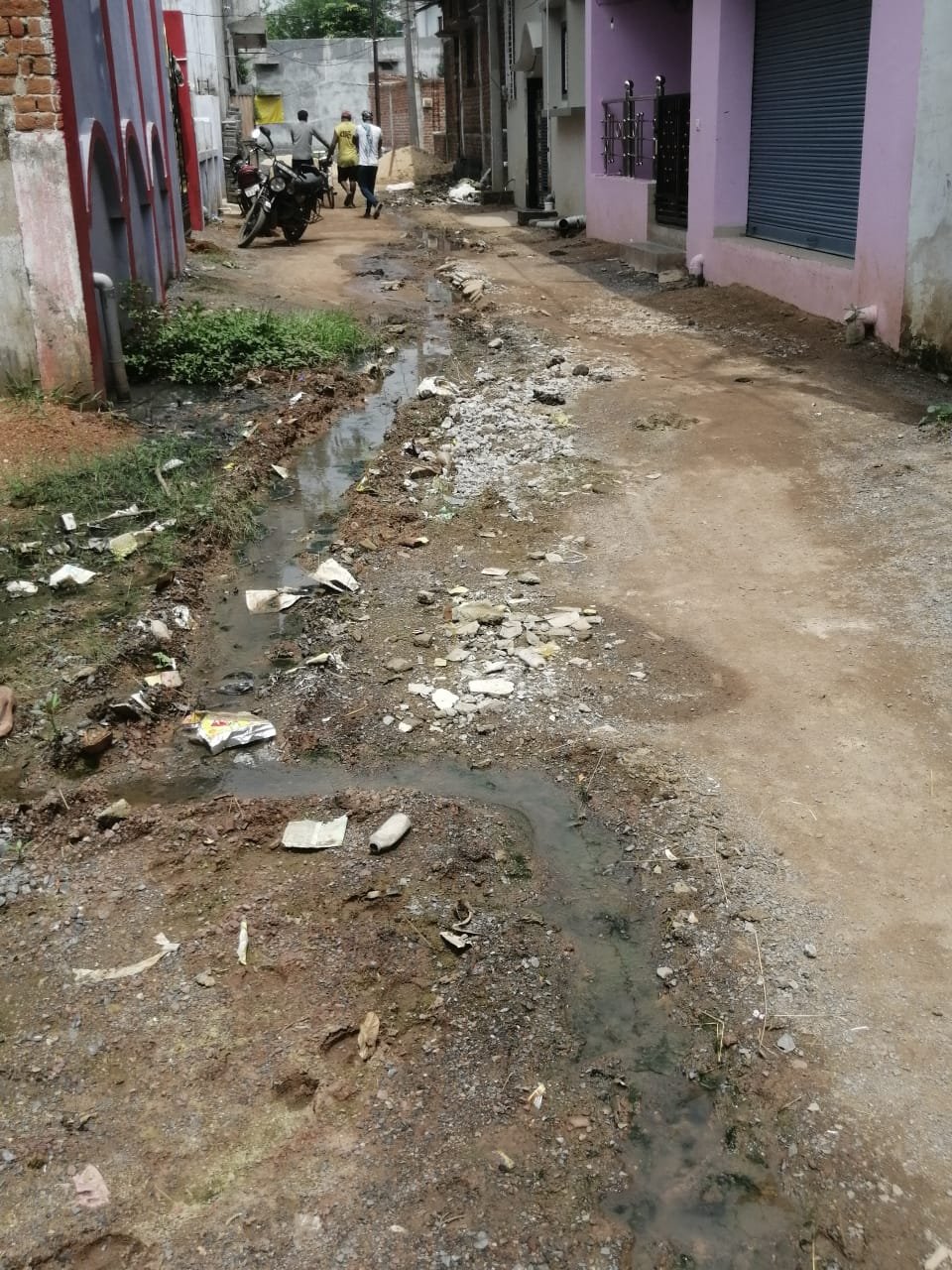 कसेर पारा में सड़क पर बह रही नाली, जिम्मेदार कुंभकर्णीय निद्रा में, मोहल्लेवासियों ने उठाई आवाज, कलेक्टर से लगाई गुहार 1 IMG 20240716 WA0270 kshititech
