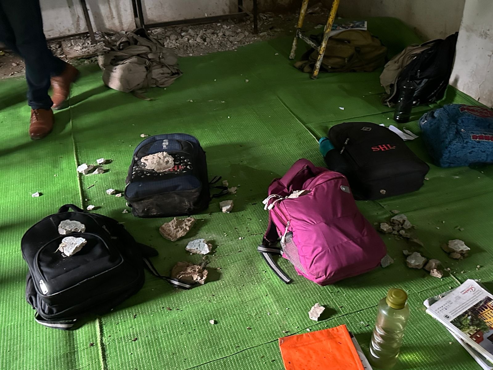 स्वामी आत्मानंद हिंदी मीडियम स्कूल डभरा की छत गिरने से स्कूली बच्चे बाल बाल बचे 1 IMG 20240726 WA0228 kshititech