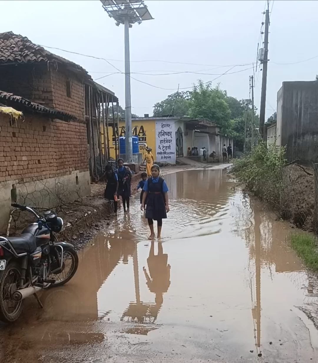 सक्ती जिले के ग्राम अर्जुनी के सरपंच के घर के बाहर बह रही नदी, लेकिन समस्या निदान की ओर ध्यान नहीं , सरपंच के घर के बाहर की हालत खराब तो गांव वाले किससे करेंगे उम्मीद! हालात-ए- ग्राम अर्जुनी 1 IMG 20240727 WA0529 kshititech