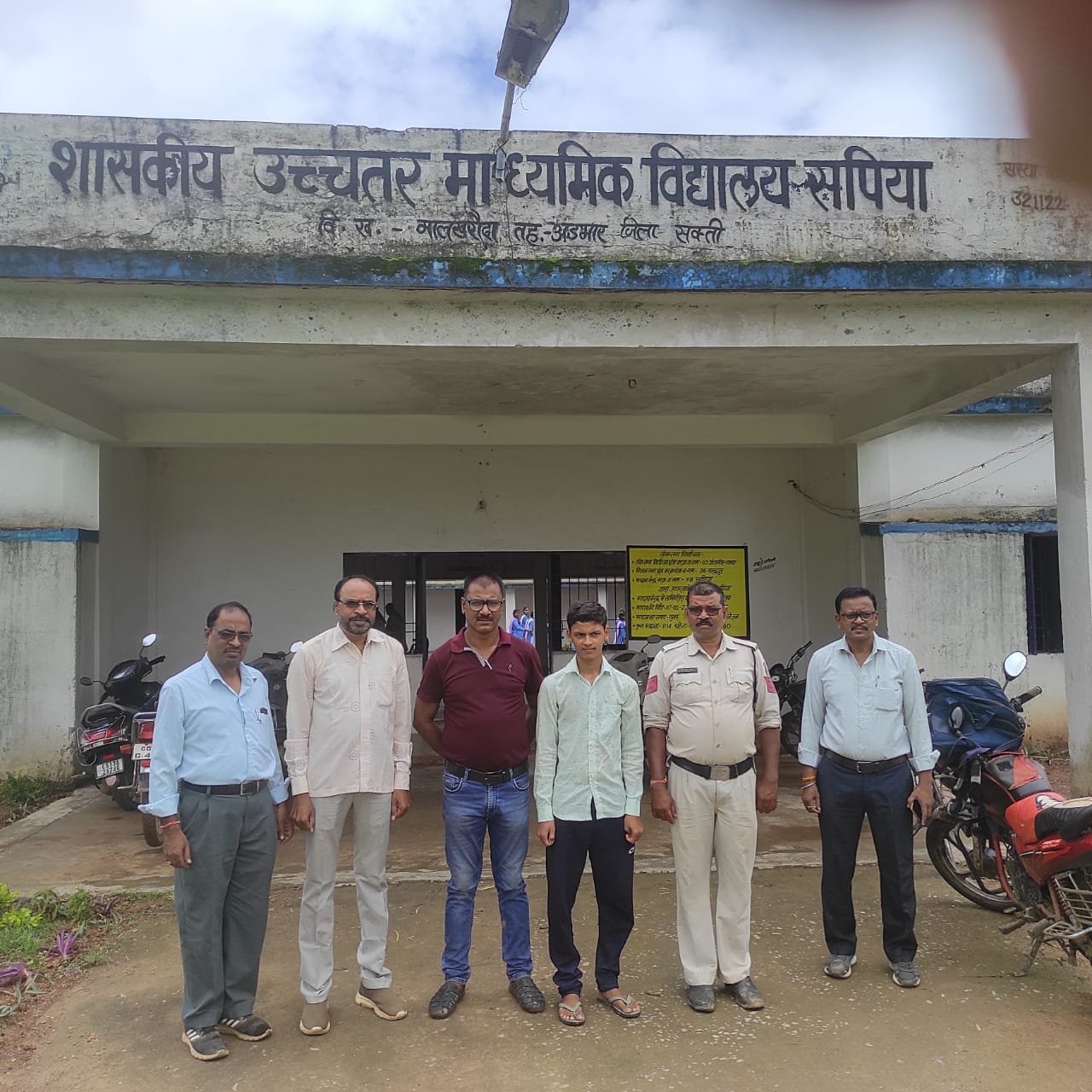 एसआई भूपेंद्र चंद्रा ने आर्थिक मदद कर एक विद्यार्थी की आगे की पढ़ाई करने में किया मदद 1 IMG 20240729 WA0136 kshititech