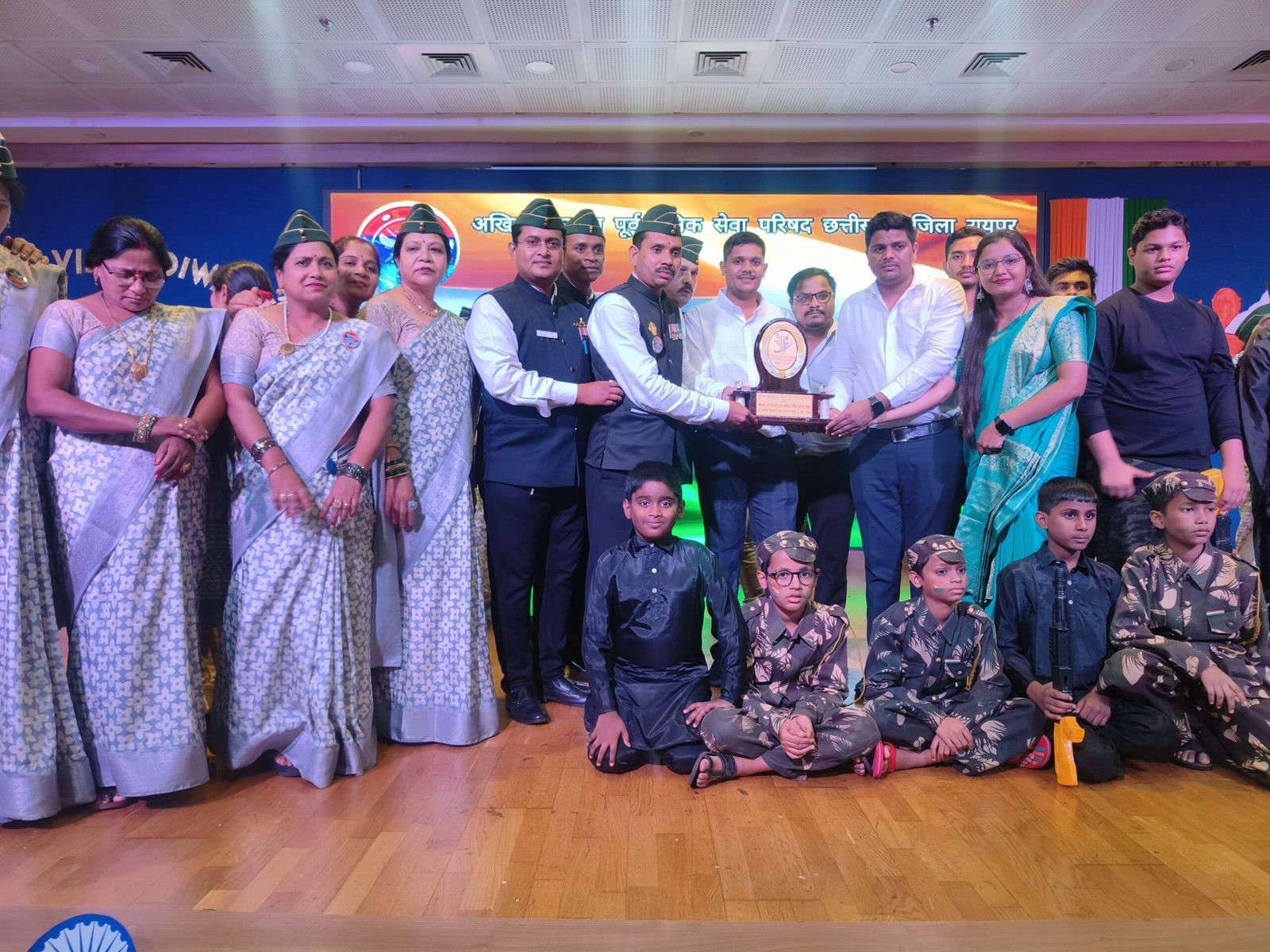 कारगिल युद्ध के अमर शहीदों के याद में सैनिक स्कूल में गोस्वामी सर, साहू सर क्लासेस का मनमोहक प्रस्तुति….. 1 IMG 20240729 WA0158 scaled kshititech