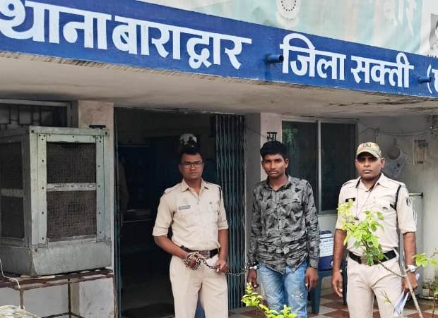 2 युवको ने मिलकर 1 युवक पर किया टांगी से हमला, युवक की स्थिति गंभीर, बिलासपुर में चल रहा ईलाज 1 aaropiajaysatnami28129 kshititech