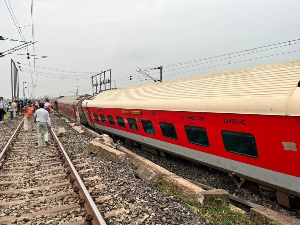 झारखंड रेल हादसे में खुलासा… डाउन लाइन पर बेपटरी थी मालगाड़ी, अप लाइन पर तेजी से आई मुंबई-हावड़ा मेल टकरा गई, 2 की मौत, दर्जनों घायल 6 c411e663 f8f9 4cc0 a609 d6b540a71ca66879638668549860128 kshititech