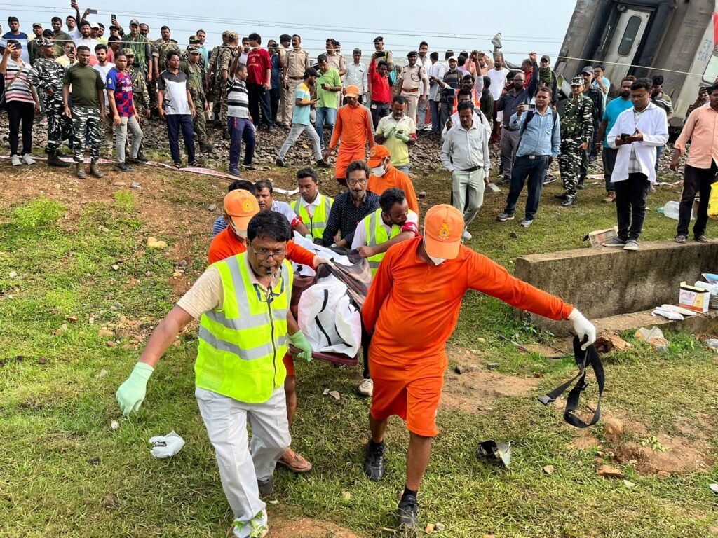 झारखंड रेल हादसे में खुलासा… डाउन लाइन पर बेपटरी थी मालगाड़ी, अप लाइन पर तेजी से आई मुंबई-हावड़ा मेल टकरा गई, 2 की मौत, दर्जनों घायल 4 f4bbc747 7d1b 425a af48 cde7503034761604686800962508858 kshititech