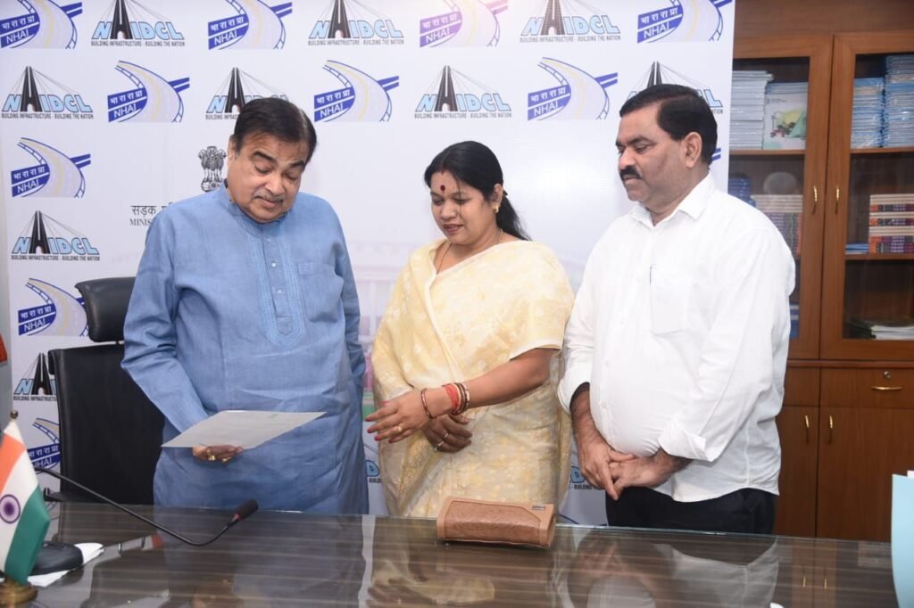 सांसद कमलेश जांगड़े मिलीं केंद्रीय सड़क परिवहन एवं राजमार्ग मंत्री नितिन गडकरी से, जेठा टोल प्लाजा में सक्ती जिलेवासियों को छूट और एनएच की गुणवत्ता सुधारने रखी मांग, मांगें पूरी करने का मिला ठोस आश्वासन 2 img 20240703 wa03955650159114743777473 kshititech