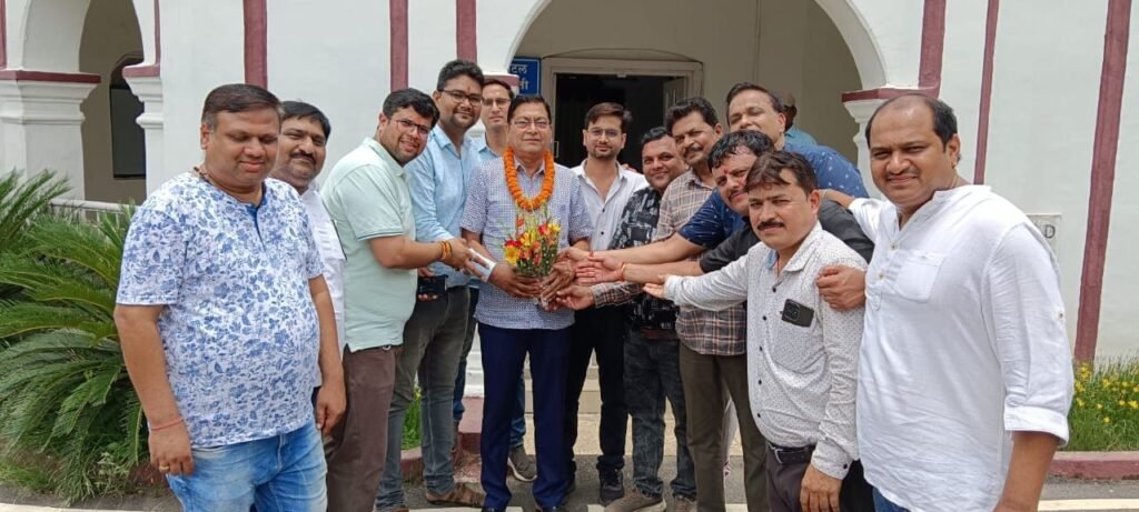 मारवाड़ी युवा मंच सक्ती ने प्रकृति की रक्षा का लिया संकल्प, सांसद कमलेश ने कहा - पौधे हमारे जीवन का महत्वपूर्ण अंग, सभी मिलकर पर्यावरण संरक्षण की दिशा में करेंगे कार्य, पौधरोपण अभियान का हुआ शुभारंभ 5 img 20240708 wa02923756138397233708116 kshititech