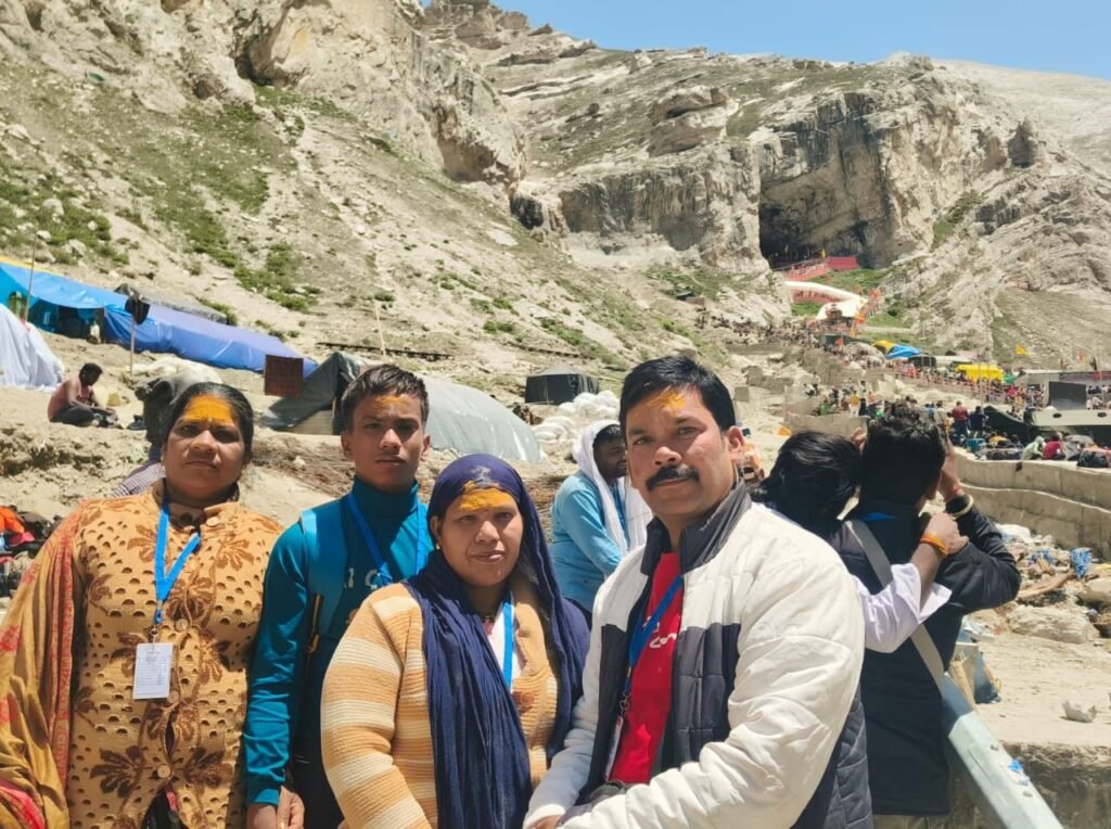 छत्तीसगढ़ किसान कांग्रेस के महामंत्री रथराम पटेल परिवार सहित कश्मीर की धार्मिक यात्रा से लौटे, अमरनाथ और वैष्णो देवी दर्शन का लिया लाभ 3 img 20240713 wa06423089356761829637195 kshititech