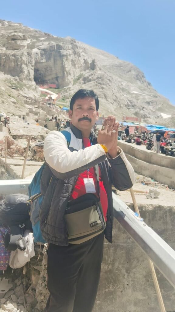 छत्तीसगढ़ किसान कांग्रेस के महामंत्री रथराम पटेल परिवार सहित कश्मीर की धार्मिक यात्रा से लौटे, अमरनाथ और वैष्णो देवी दर्शन का लिया लाभ 2 img 20240713 wa0650680892439258688225 kshititech