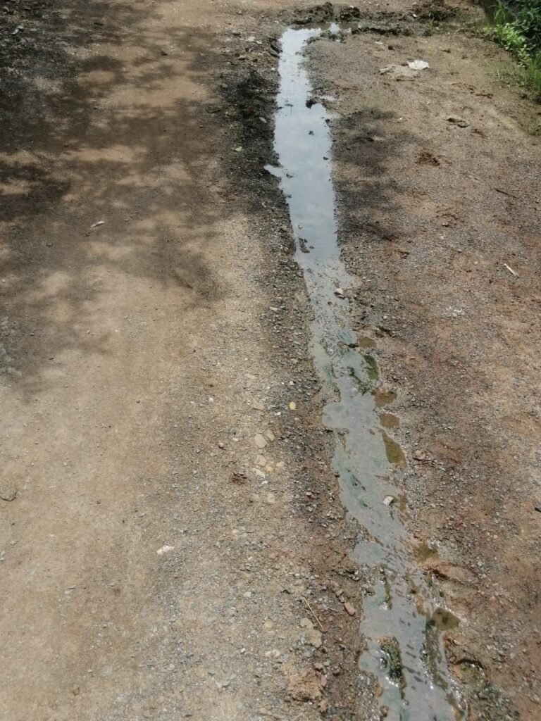 कसेर पारा में सड़क पर बह रही नाली, जिम्मेदार कुंभकर्णीय निद्रा में, मोहल्लेवासियों ने उठाई आवाज, कलेक्टर से लगाई गुहार 2 img 20240716 wa02696185179387523594654 kshititech